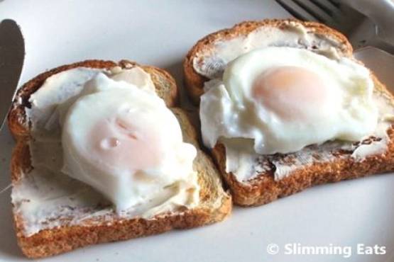 2 POACHED EGGS ON 2 TOAST