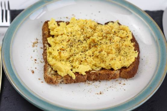 SCRAMBLED EGGS ON 2 TOAST 