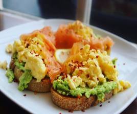 SALMON SCRAMBLED EGG AVOCADO 